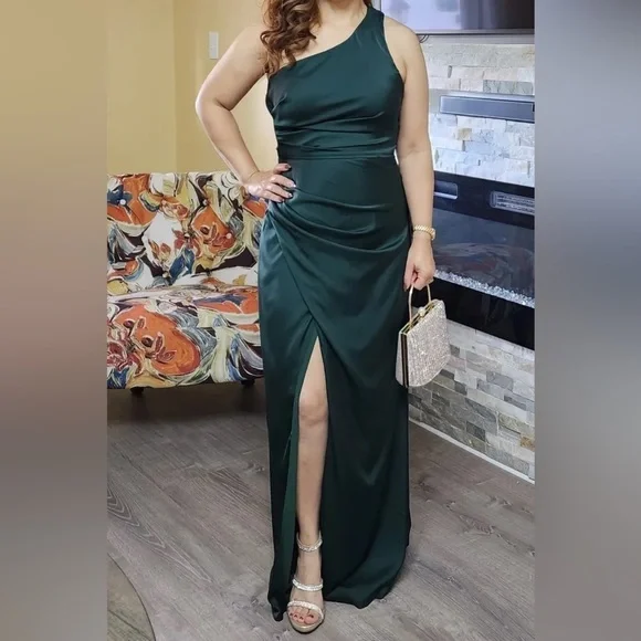 NWOT Dreaming of Elegance Emerald Satin One-Shoulder Maxi Dress - Picture 3 of 8